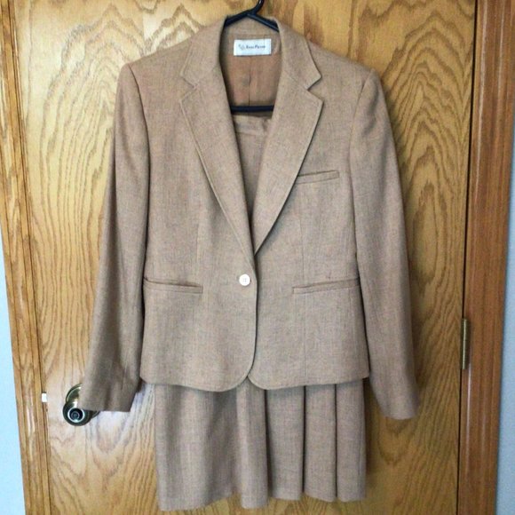 Evan Picone Dresses & Skirts - Evan Picone - Vintage tan skirt & jacket suit